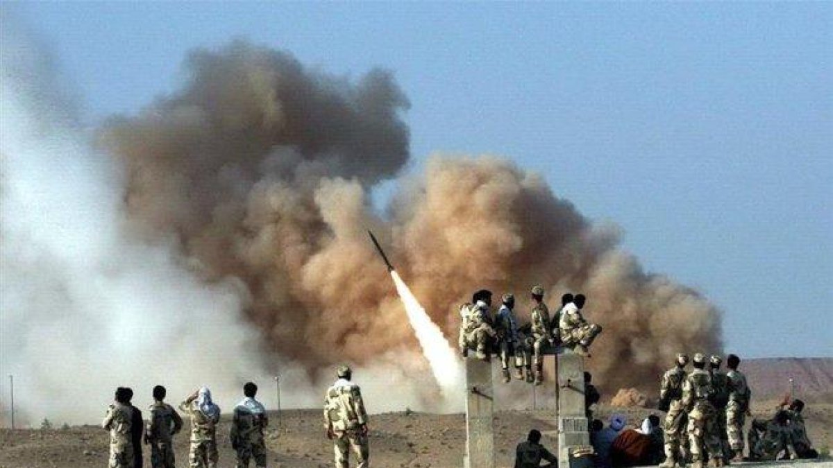 Efectivos militares de Irán lanzan misiles balísticos.-EFE