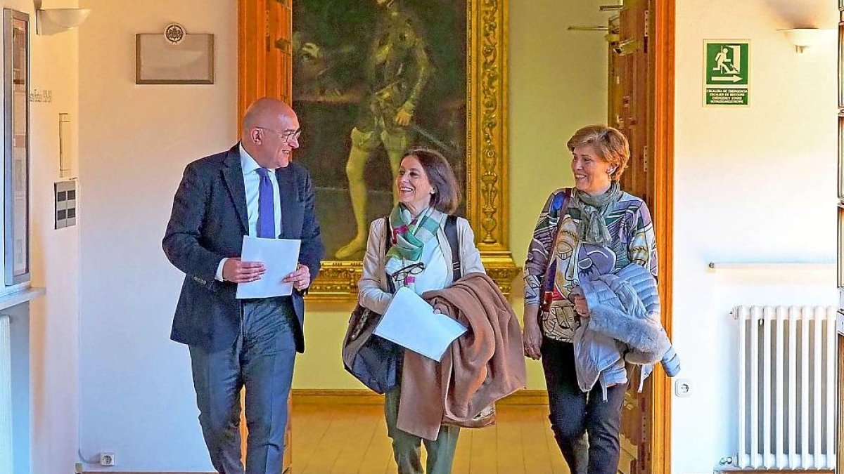 Jesús Julio Carnero, Ascensión Martínez y María Luisa Martínez, ayer en el Palacio de Pimentel.-EL MUNDO