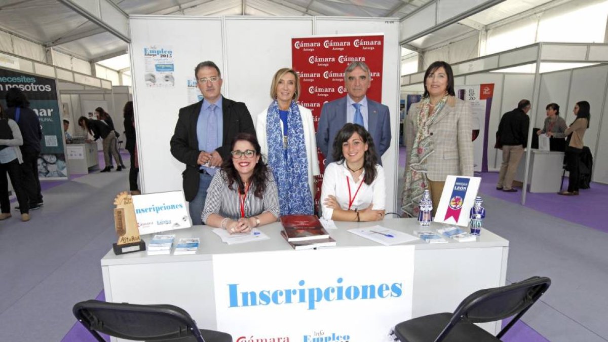 El presidente de la Cámara de Astorga, Juan Carlos Fernández, y la directora de Telecomunicaciones de la Junta de Castilla y León, María Victoria Seco, inauguran en Astorga ´Infoempleo 2015’-Ical