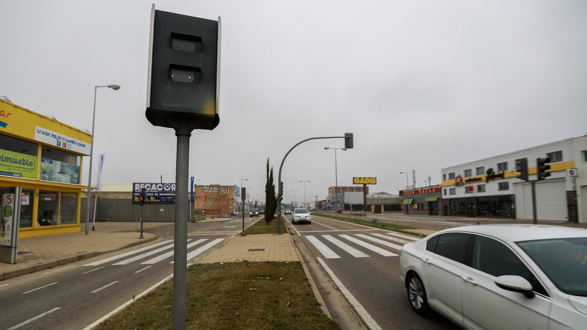 Radar instalado en el carril de entrada a Valladolid por la Avenida de Burgos.- J. M. LOSTAU