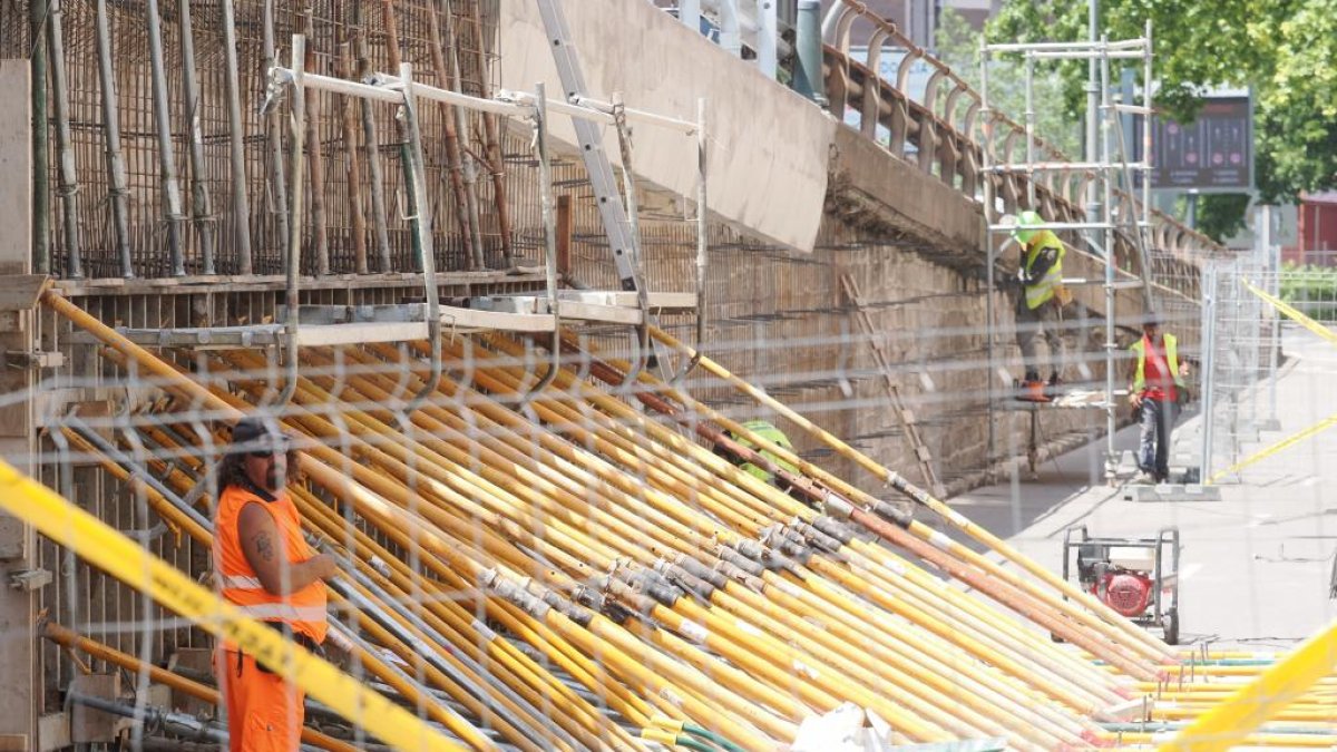 El paso elevado de Arco Ladrillo se encuentra apuntalado debido a sus daños estructurales.- PHOTOGENIC