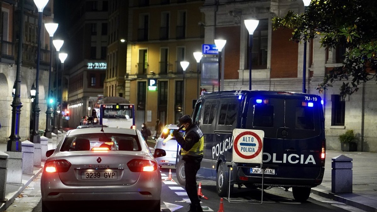 Control de movilidad de la Policía Nacional durante el toque de queda.- ICAL