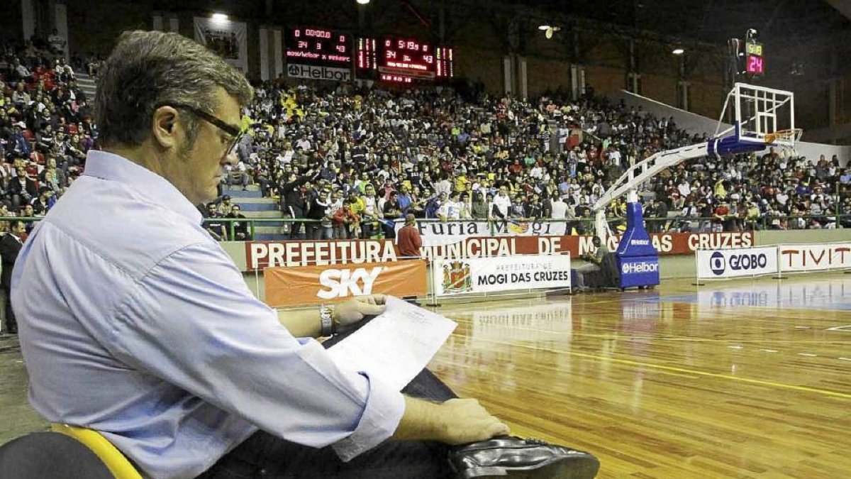 Paco García, en el banquillo del Mogi das Cruzes brasileño antes del inicio de un partido-El Mundo