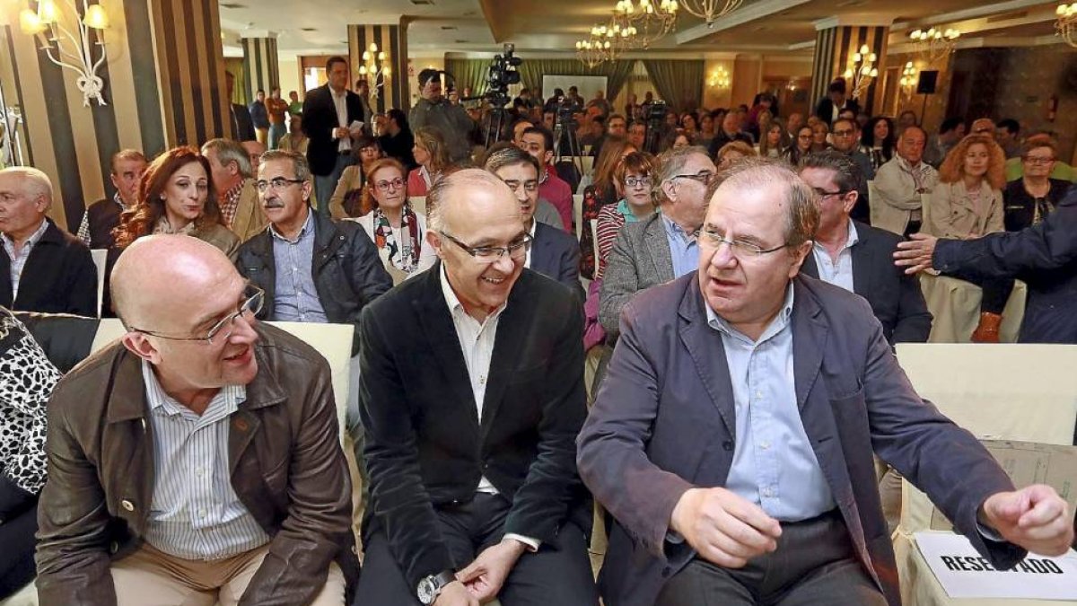 Jesús Julio Carnero, Ramiro Ruiz Medrano y Juan Vicente Herrera ayer, en el acto de precampaña del Partido Popular en Medina del Campo-Ical