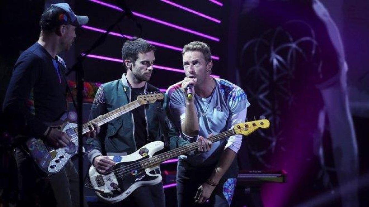 Chris Martin (a la derecha) y Coldplay, en el escenario del concierto benéfico Global Citizen Festival G-20, en Hamburgo, en julio del 2017.-AFP / RONNY HARTMANN