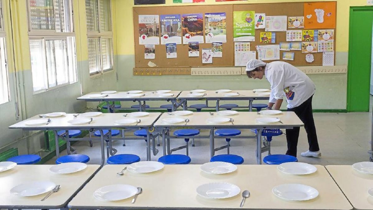 Una trabajadora prepara el comedor escolar-EL MUNDO