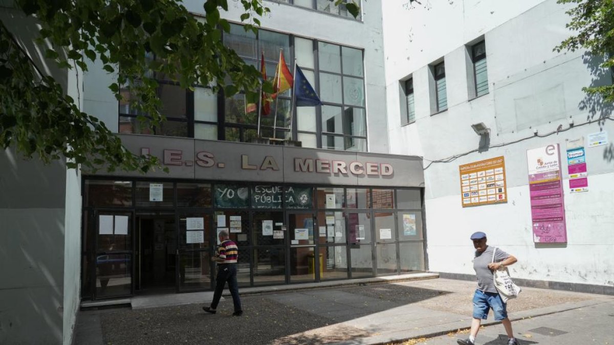 Instituto La Merced en la calle con el mismo nombre en el barrio de la Circular. J.M. LOSTAU