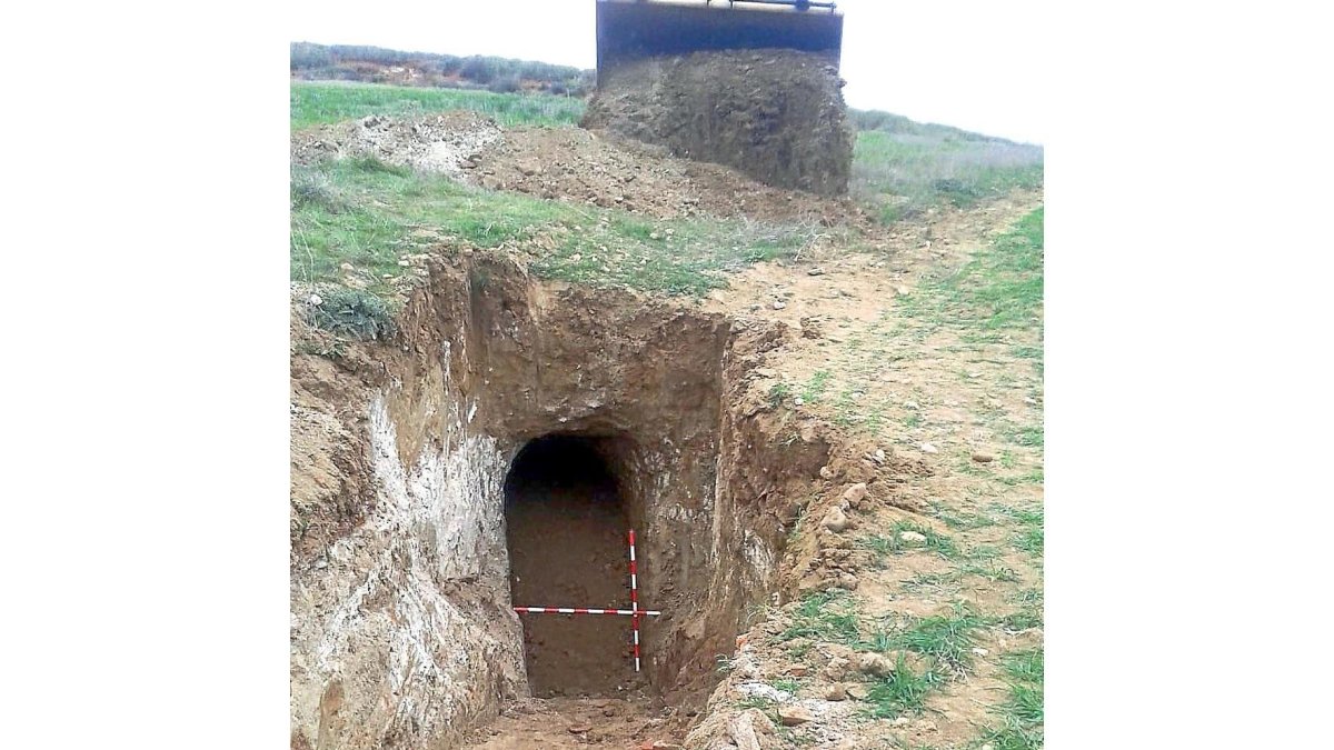 Entrada a la bodega, desenterrada ayer.-EL MUNDO