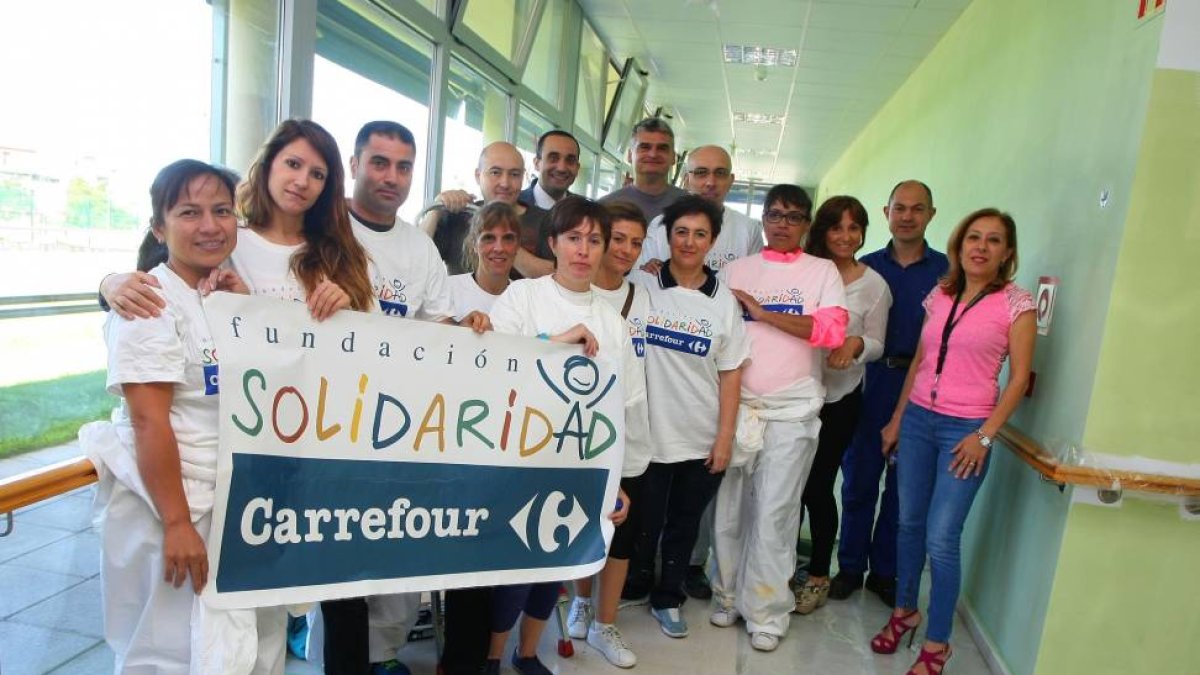 Empleados de Carrefour Ponferrada trabajan en las mejoras de las instalaciones de Alzheimer Bierzo en Ponferrada-ICAL