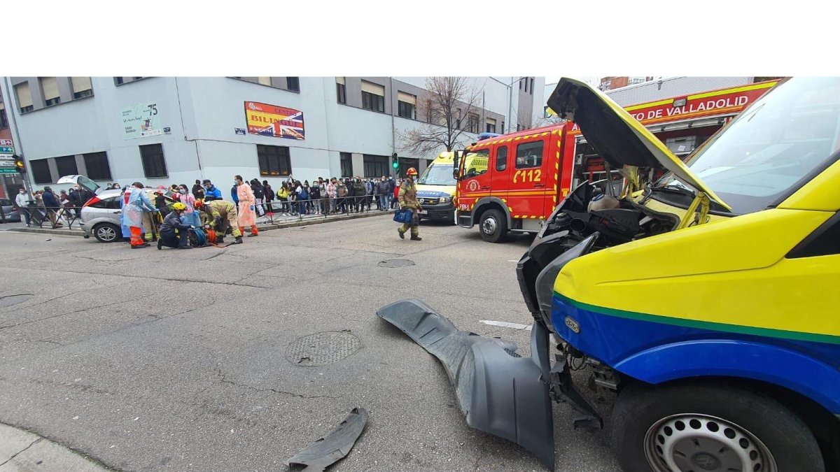 Choque entre una ambulancia y un turismo.E.M.