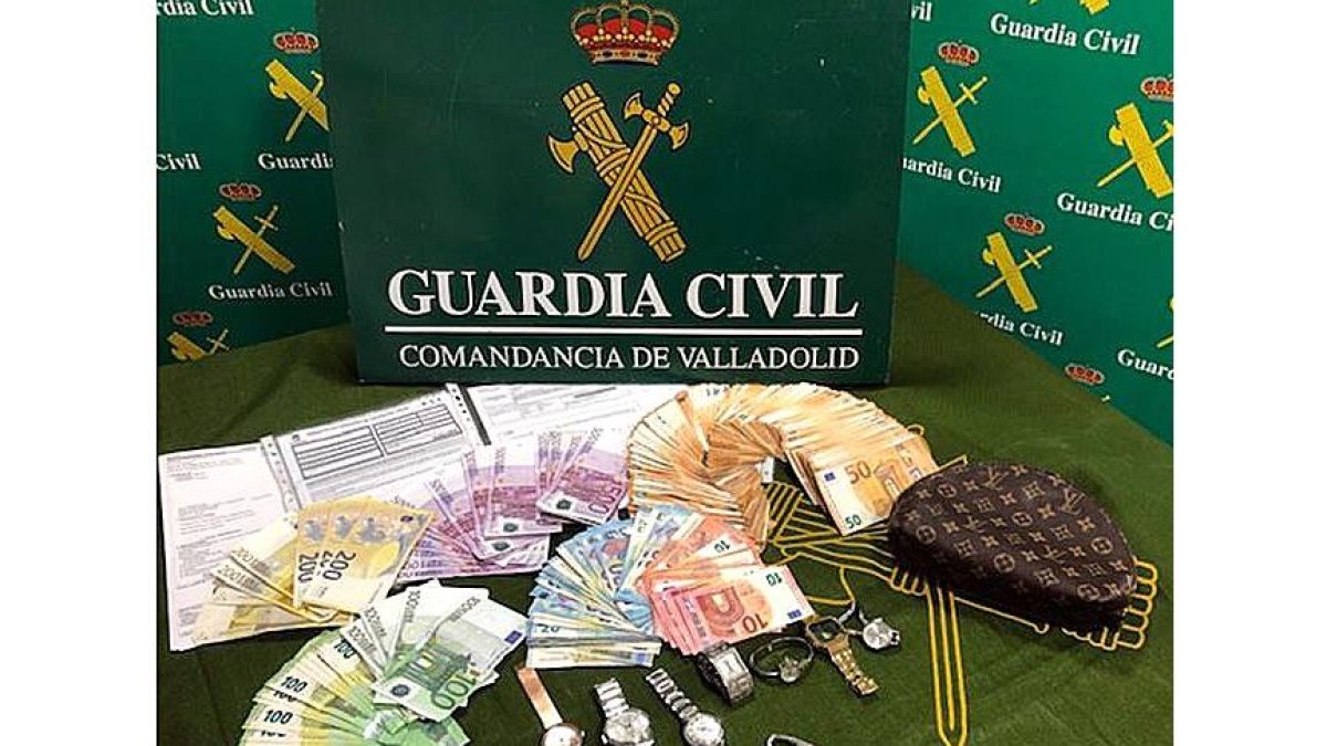Material incautado a tres personas detenidas en Madrid, acusadas del robo con fuerza en una vivienda de Aldeamayor de San Martín (Valladolid). / ICAL.