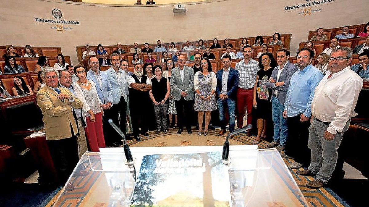 Los ponentes del primer Foro Provincial de Turismo posan ayer con Carnero en el Castillo de Fuensaldaña.-EL MUNDO