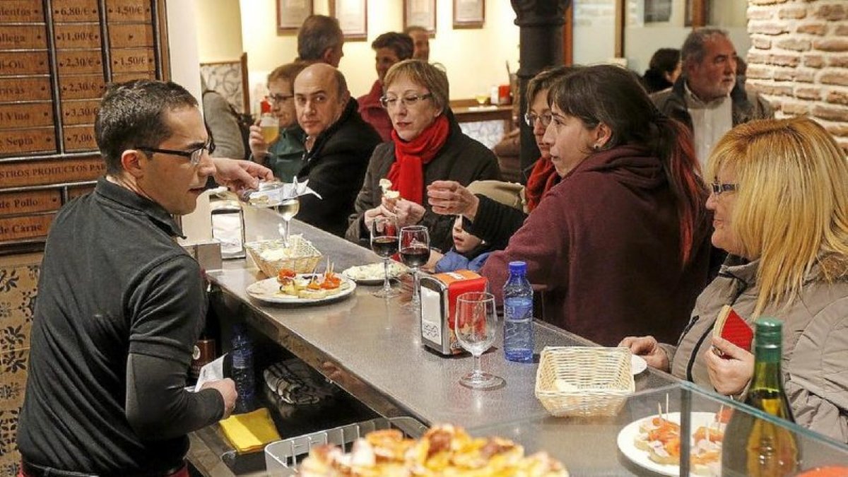 Varias personas degustan tapas del bar La Sepia en una imagen de archivo. -E. M.