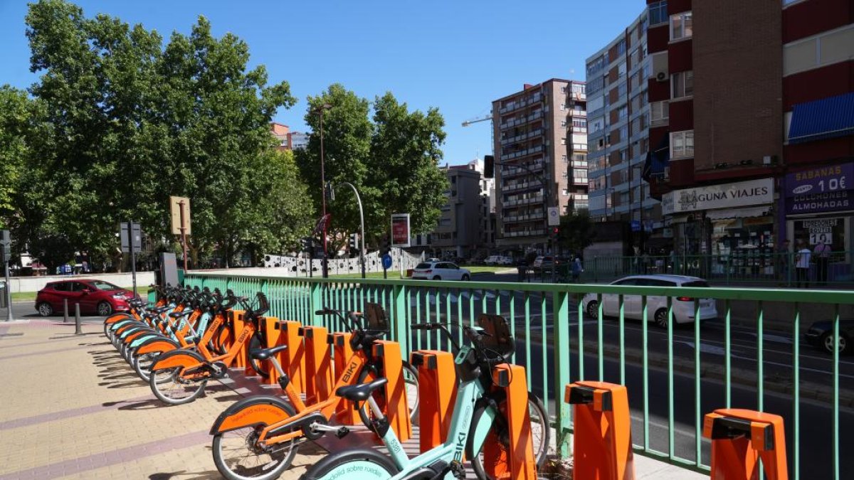 Aparcamiento de Biki en la calle San Isidro en el barrio de la Circular. J.M. LOSTAU