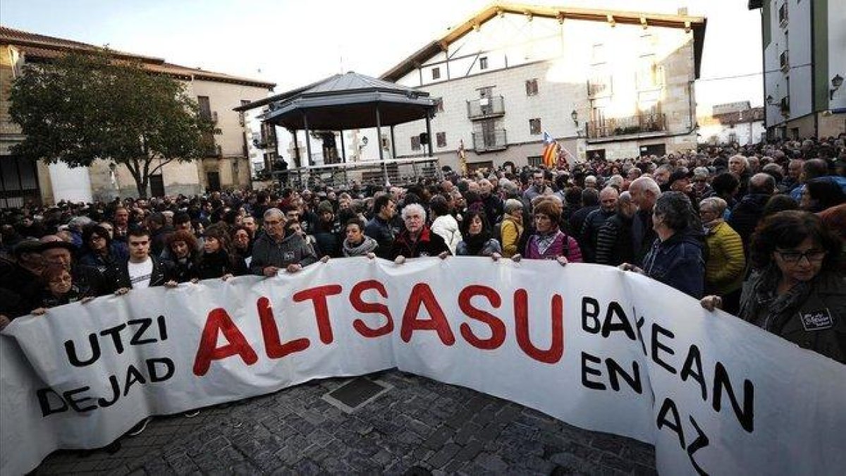 Cabecera de la manifestación de rechazo que, este sábado, acabó en la plaza de los Fueros de Alsasua, convocada contra el acto de la plataforma España Ciudadana, vinculada a Ciudadanos.-VILLAR LÓPEZ