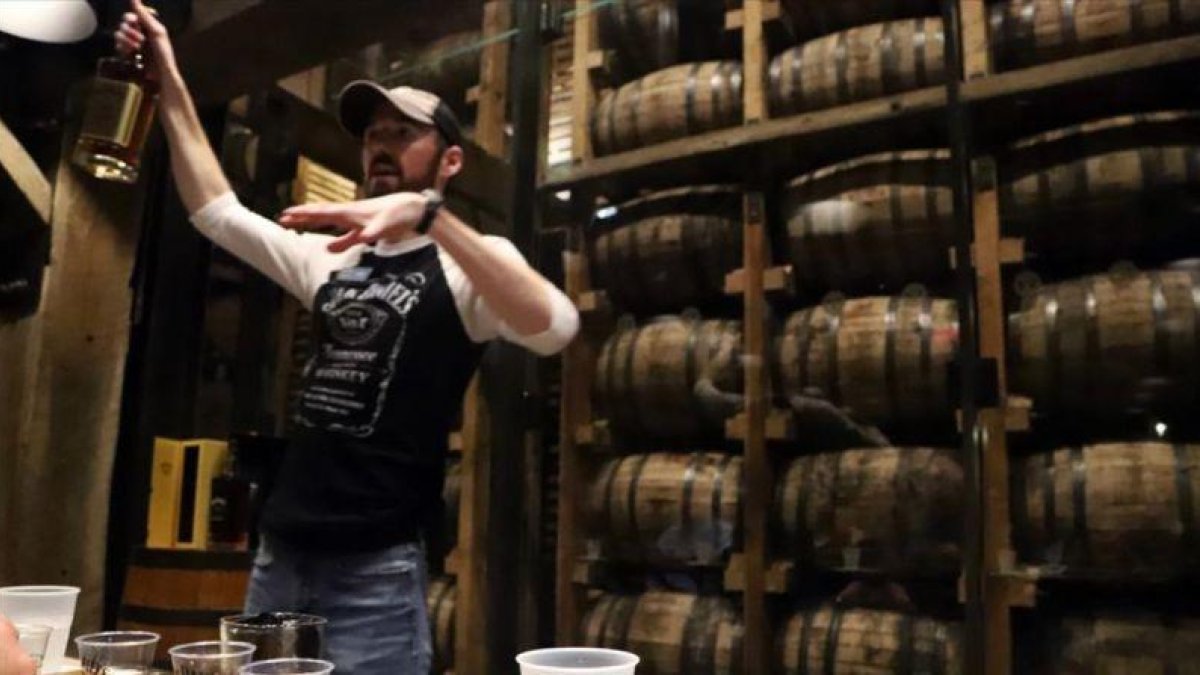 Un guía de Jack Daniels explica uno de los whiskis de la marca durante una cata para un grupo de visitantes.-RICARDO MIR DE FRANCIA