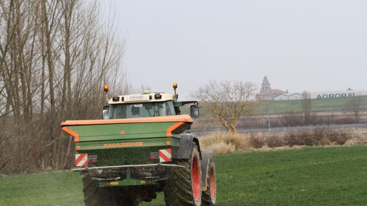 Un agricultor aplica un tratamiento fitosanitario en el cultivo de una explotación de Palencia.-BRÁGIMO