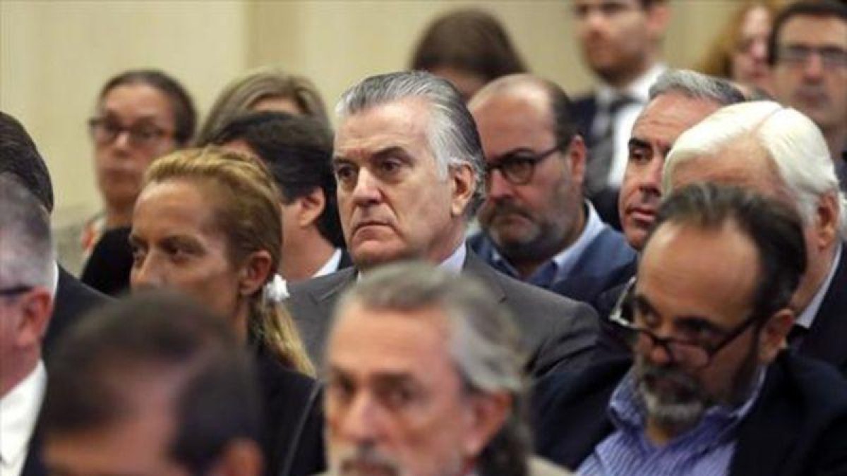 Francisco Correa (en primer término) y Luis Bárcenas, en la vista celebrada en la Audiencia Nacional.-AFP / EFE / CHEMA MOYA