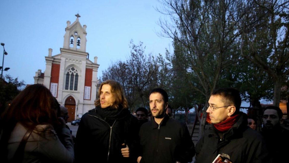 El secretario de Podemos en Castilla y León, Pablo Fernández; Juan Manuel del Olmo y el ex dirigente de Podemos, Juan Carlos Monedero, en el barrio de la Pilarica de Valladolid-Ical