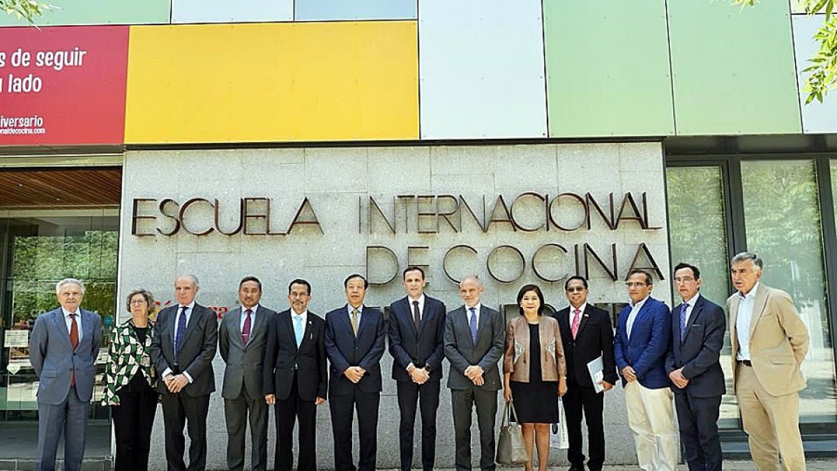 El presidente de la Diputación de Valladolid, Conrado Íscar, se reúne con embajadores del sudeste asiático de visita en Valladolid. / E. M.