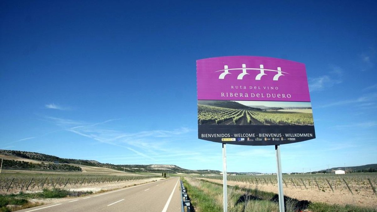 Cartel que marca el comienzo de la Ruta del Vino Ribera de Duero.-ICAL
