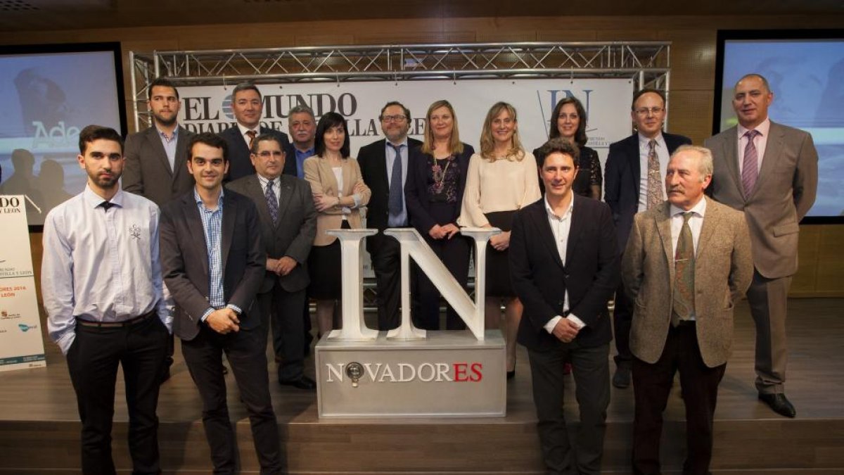 La consejera de Hacienda, Pilar del Olmo, con los galardonados en los Premios Innovadores de El Mundo-ICAL