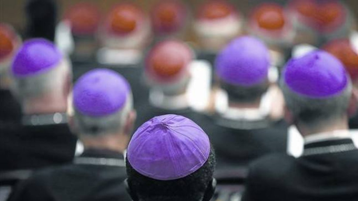 Obispos y cardenales, en el sínodo de la familia, en el Vaticano.-Foto:  AP / GREGORIO BORGIA