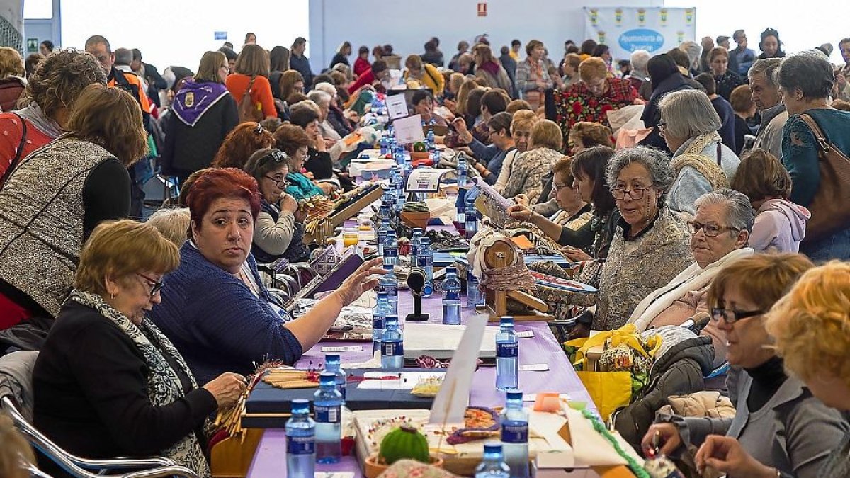 Algunas de las mujeres que acudieron al V Encuentro de Encajeras.-PABLO REQUEJO