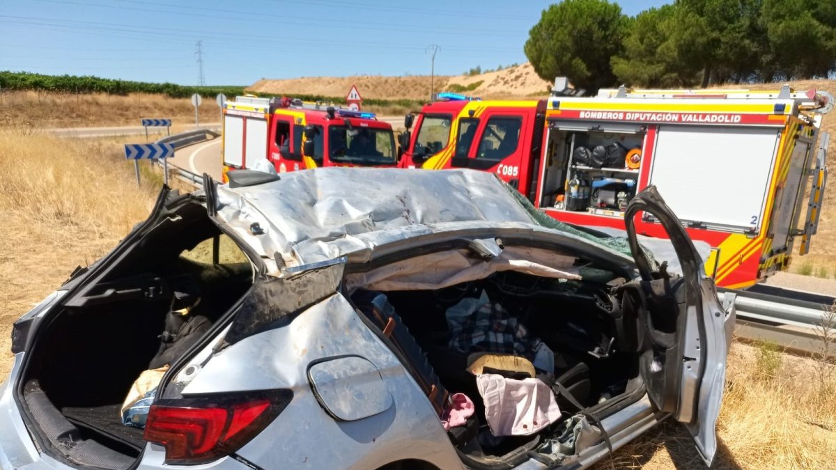 Accidente de tráfico en la A-6 a la altura de Rueda en el que tres mujeres resultaron heridas al volcar su vehículo. Ical