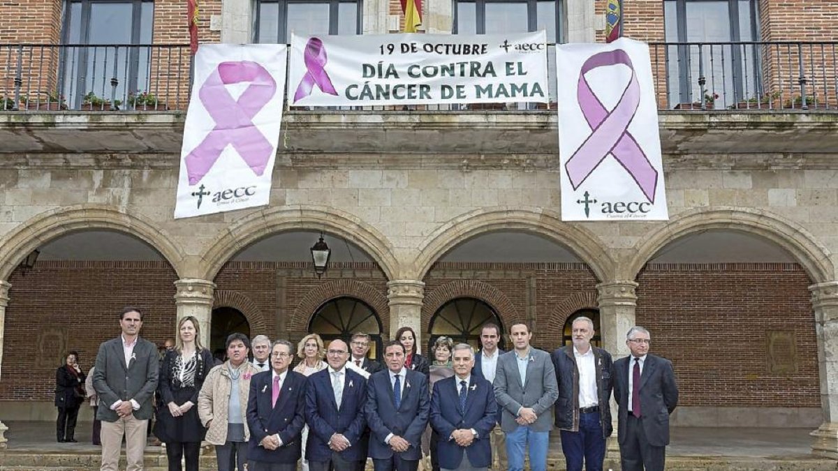 Javier Arroyo, Jesús Julio Carnero, Antonio Sáez y Artemio Domínguez, ayer ante el Ayuntamiento de Rioseco.-E.M.