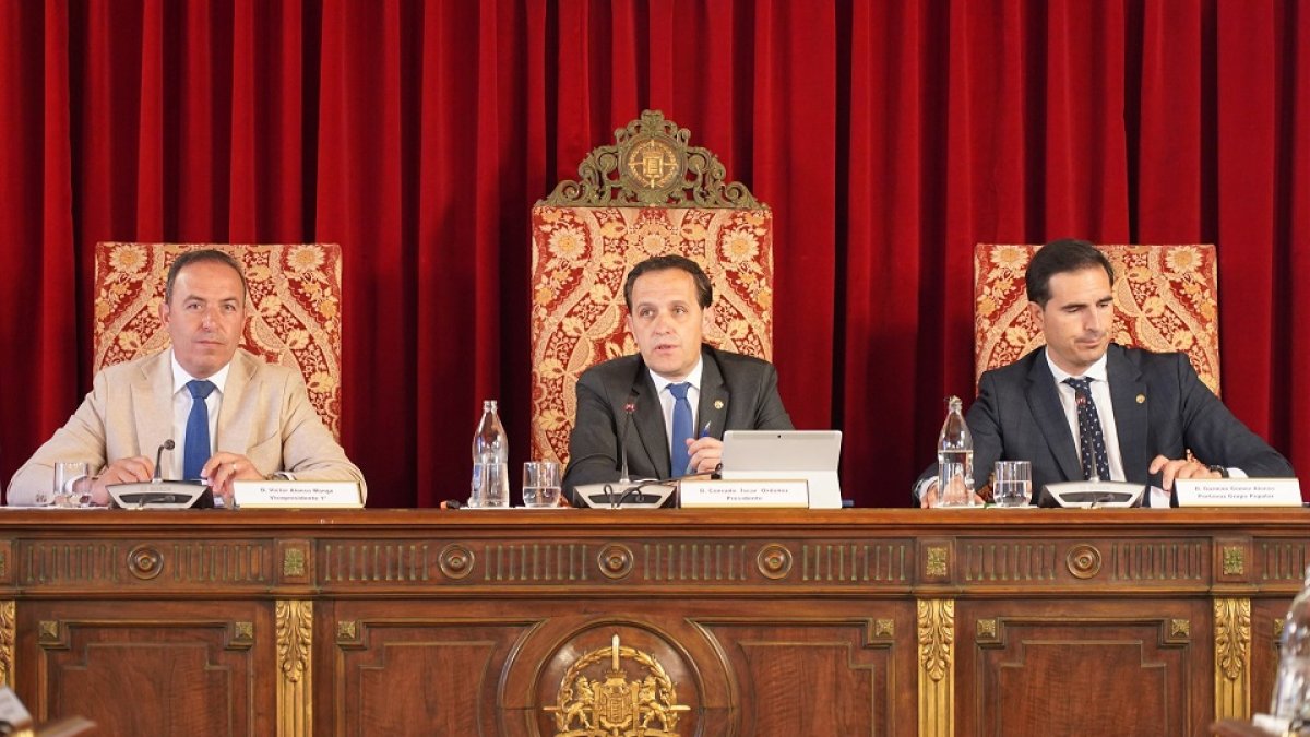 Víctor Alonso, Conrado Íscar y Guzmán Gómez, en el pleno de la Diputación de Valladolid. E.M.