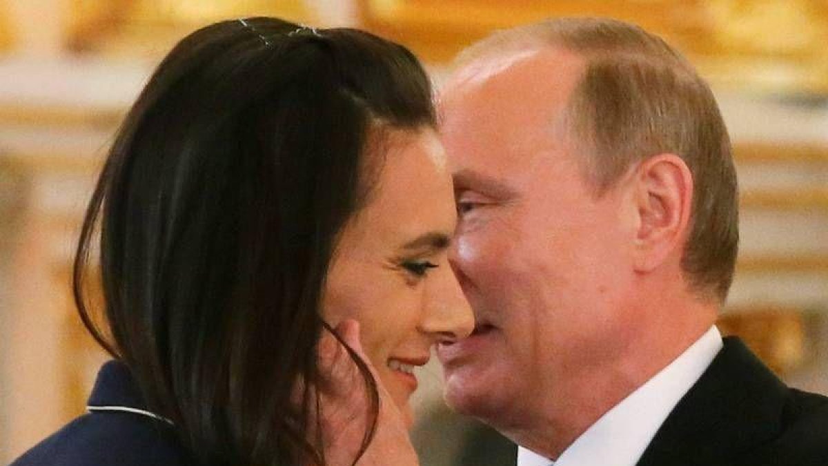 Putin, presidenta de Rusia, conversa con la atleta rusa de salto con pértiga Yelena Isinbayeva-REUTERS