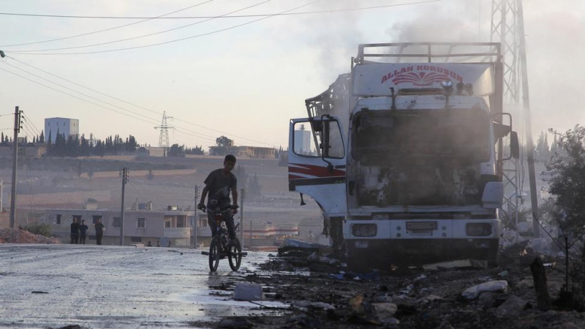 Uno de los camiones del convoy humanitario alcanzado por el ataque aéreo.-AMMAR ABDULLAH / REUTERS