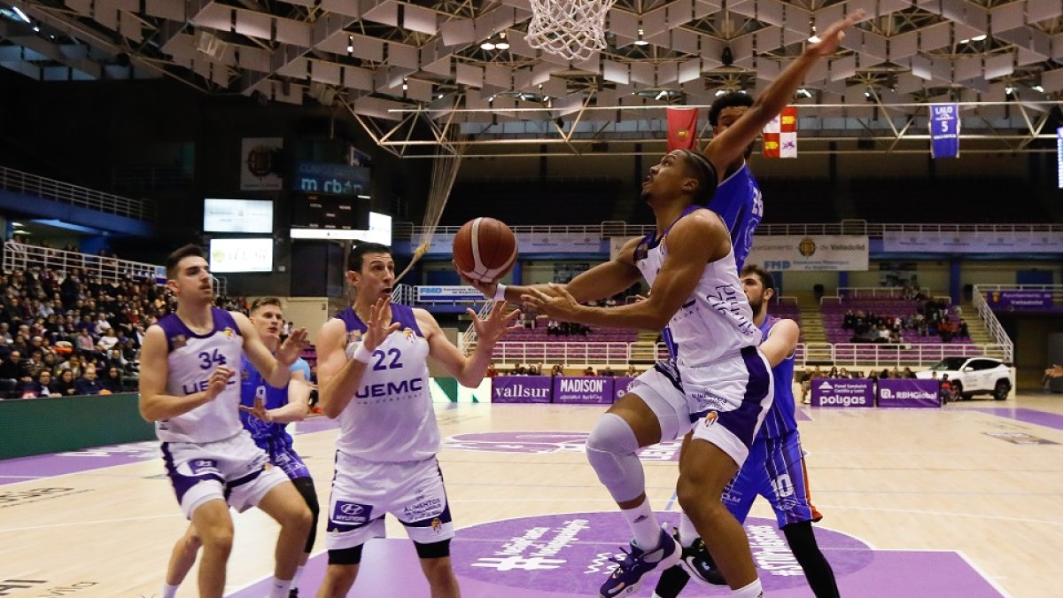 Galería de fotos del duelo de LEB-Oro en Pisuerga entre el UEMC Real Valladolid y Almansa. / J. M. LOSTAU