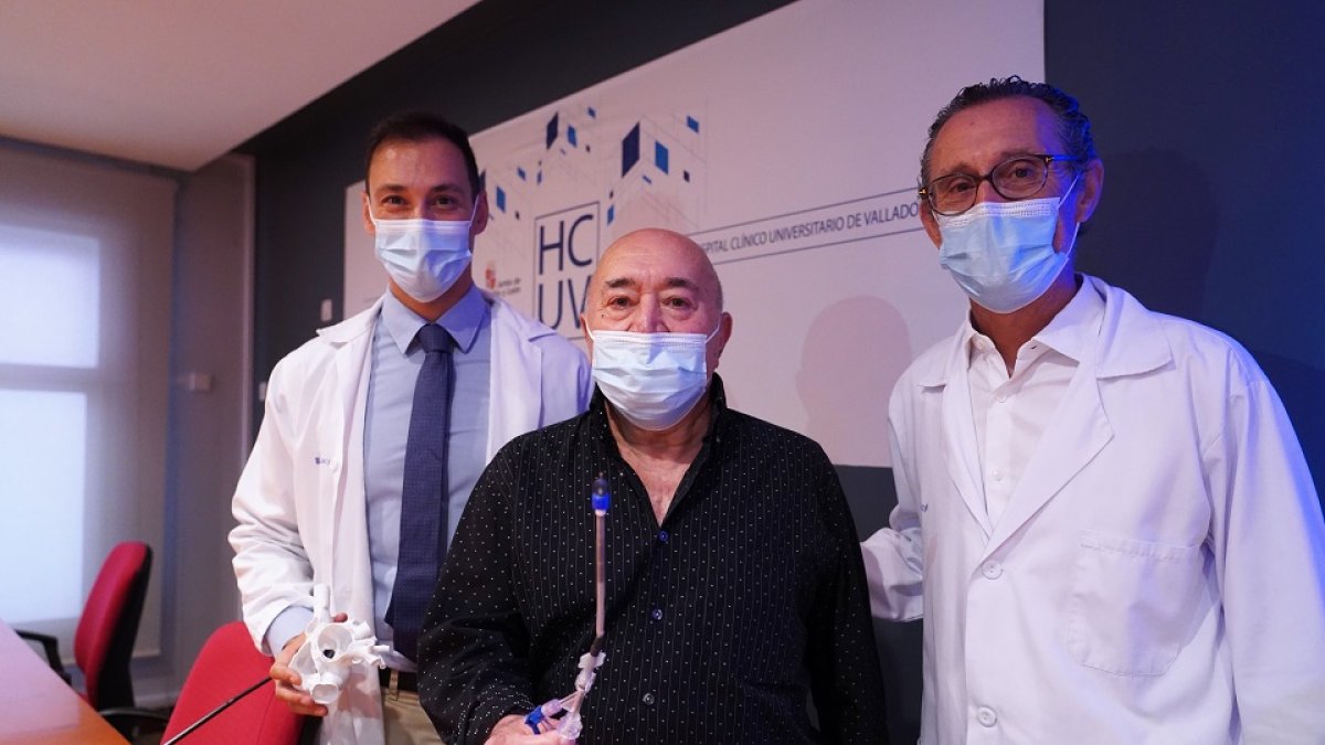 El jefe de Cardiología del Clínico, Alberto San Román, junto al cardiólogo responsable de la Unidad Intervencionista, Ignacio Amat, y el paciente Eduardo.- ICAL