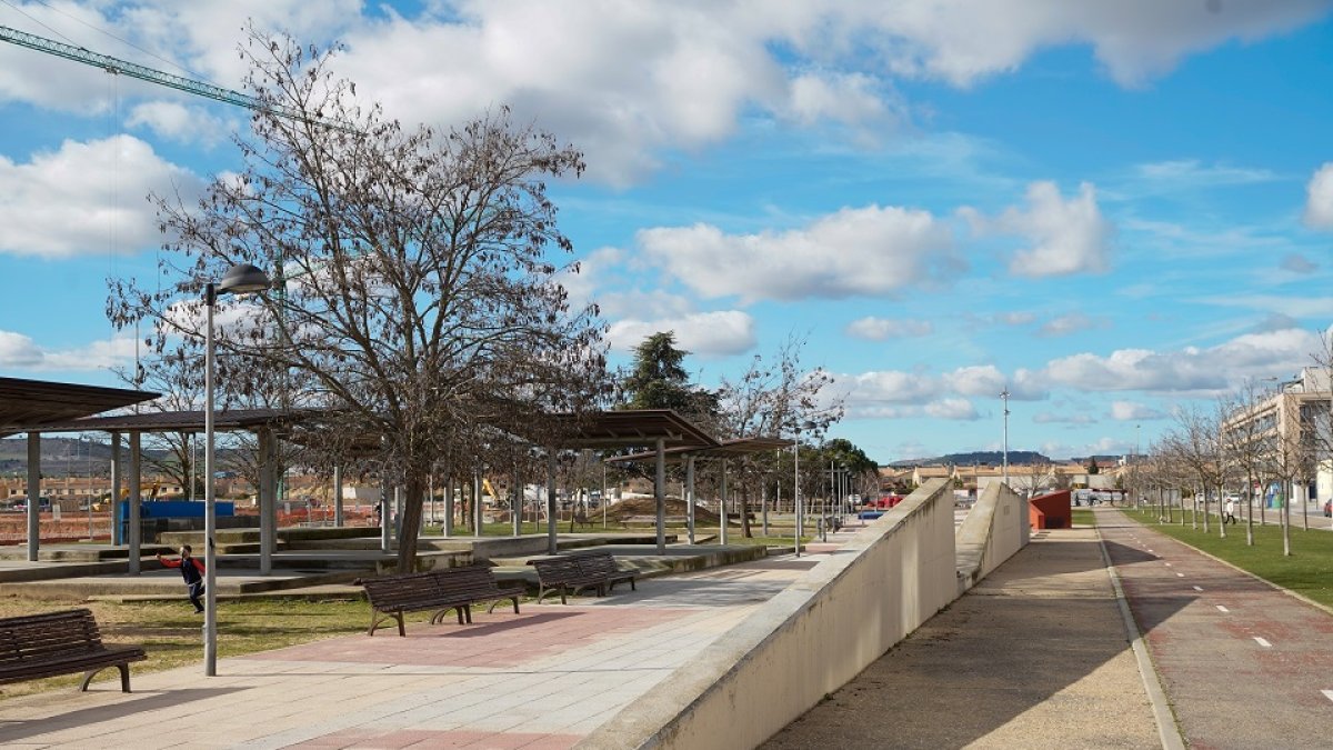 Parque en la calle Alcaparra de Valladolid.- JUAN MIGUEL LOSTAU