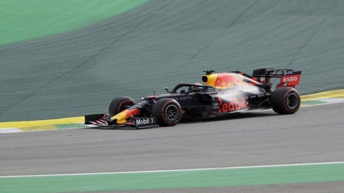 Max Verstappen, al volante, con su coche, durante los entrenamientos de Interlagos.-AP / SILVIA IZQUIERDO
