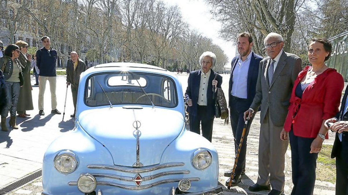 El alcalde, en el centro, durante el homenaje a Jiménez-Álfaro.-J.M. LOSTAU