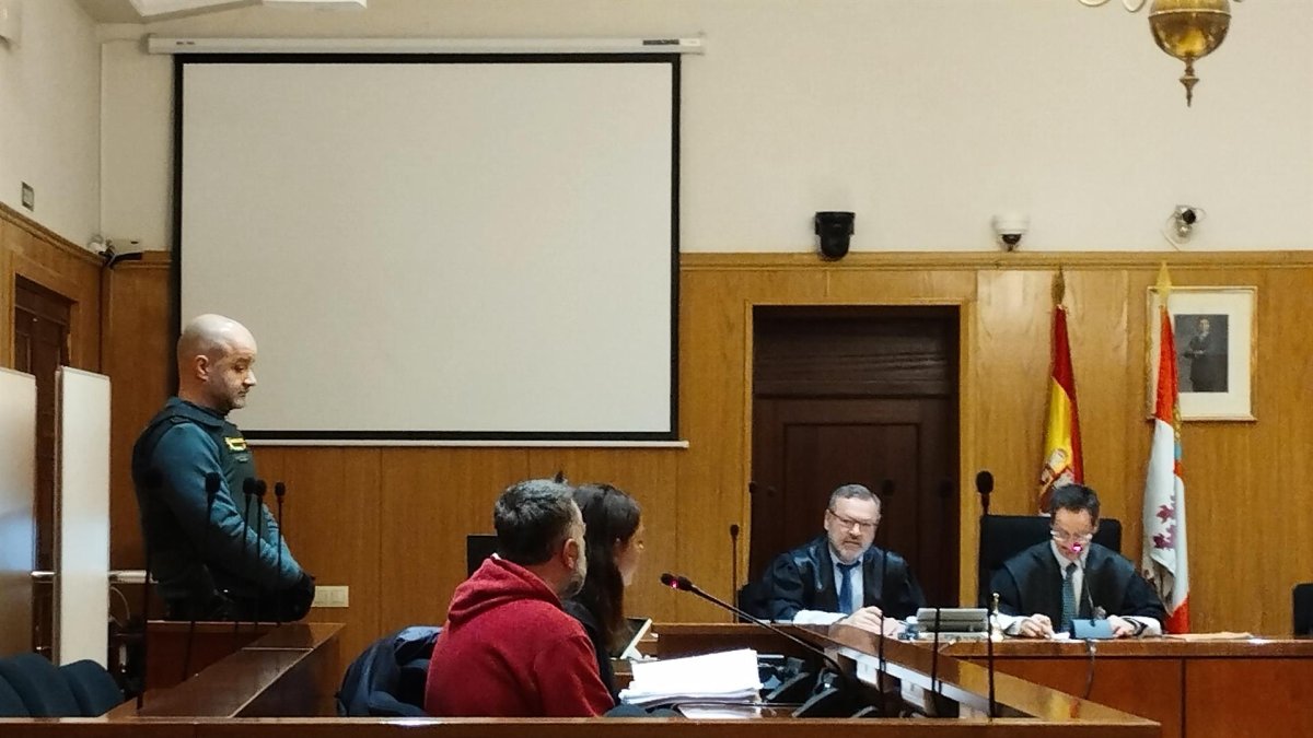 El condenado por delito de odio y maltrato, de espaldas, durante la vista de conformidad celebrada este miércoles en la Audiencia de Valladolid. - E. PRESS