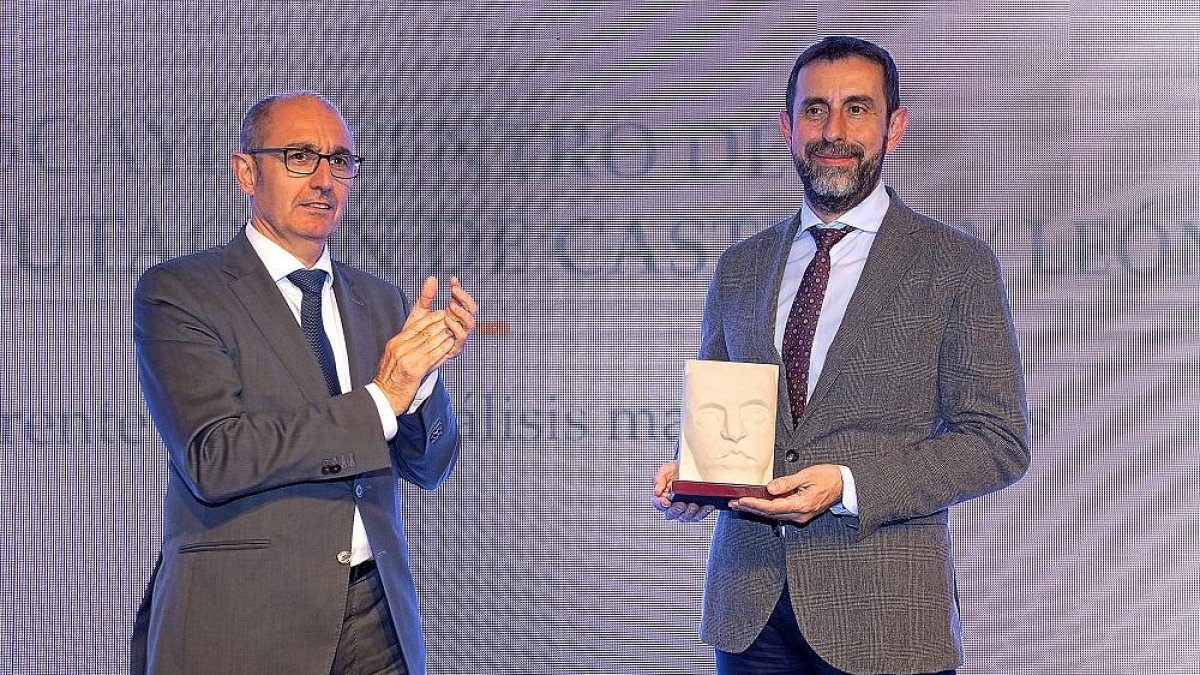 Pedro Pisonero entrega el premio Iberaval al Mejor Proyecto TIC a Vicente Matellán.-J. M. LOSTAU