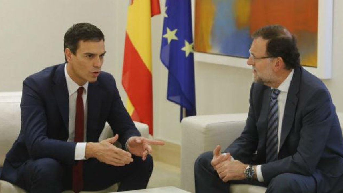 El presidente Mariano Rajoy se reúne en el jefe de la oposición, Pedro Sánchez, para detener el proceso independentista.-AGUSTÍN CATALÁN