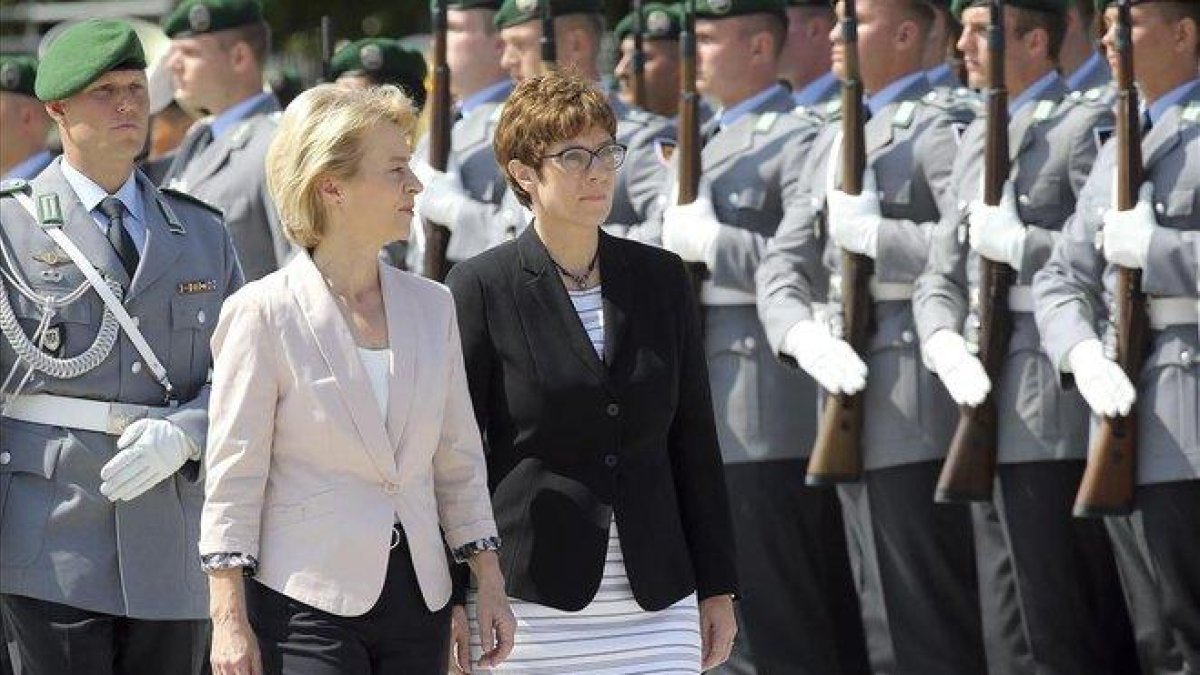 Ursula von der Leyen (izquierda) y su sucesora como ministra de Defensa en Alemania, Annegret Kramp-Karrenbauer, pasan revista a la Guardia de Honor en Berlín.-WOLFGANG KUMM (AP)