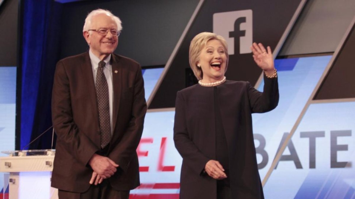 Bernie Sanders y Hillary Clinton posan juntos antes del inicio del debate, este miércoles en Kendall (Florida).-REUTERS / JAVIER GALEANO