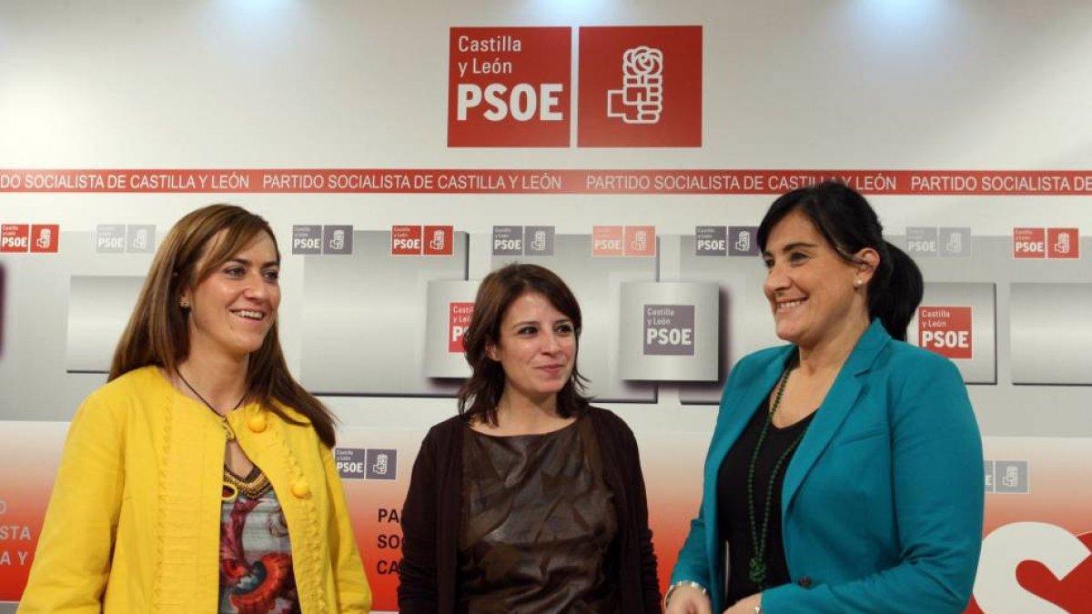 La secretaria de Política Municipal del PSOE, Adriana Lastra (C); su homóloga en Castilla y León, Virgina Barcones (I), y la secretaria de Organización del PSCyL, Ana Sanchez (D), mantienen una reunión de trabajo-Ical