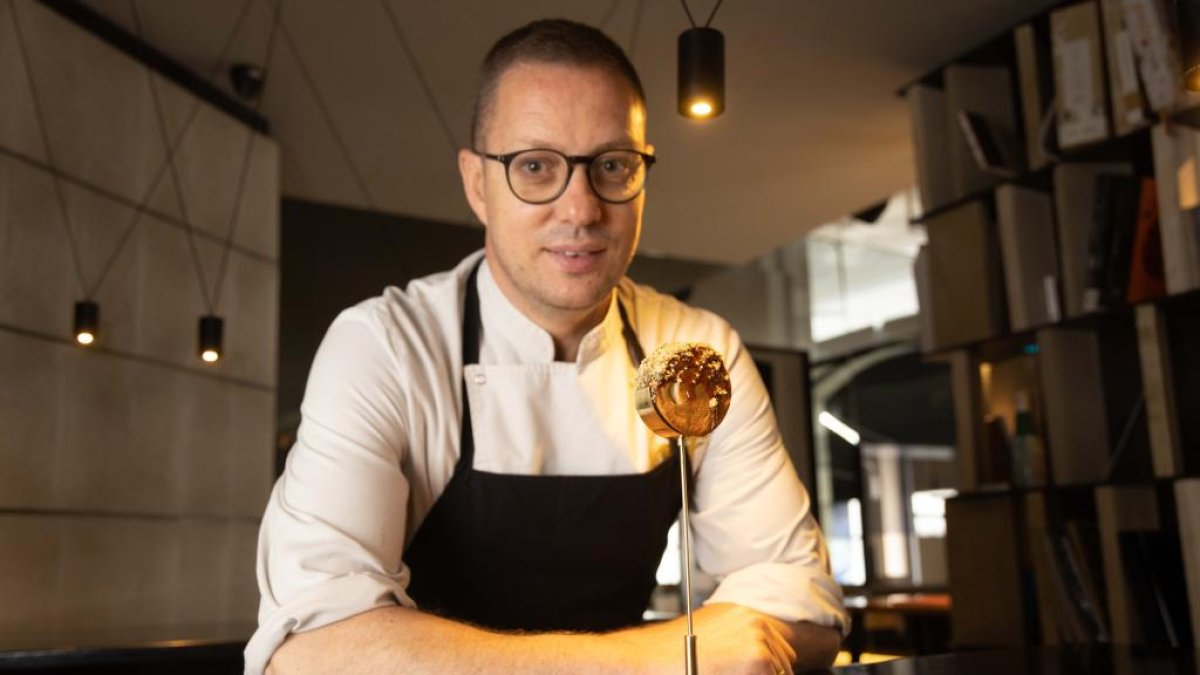 Teo Rodríguez, chef de Trasto Restaurante, posa con 'Pucela Roll', el pincho de oro del Concurso Provincial de Valladolid. -PHOTOGENIC