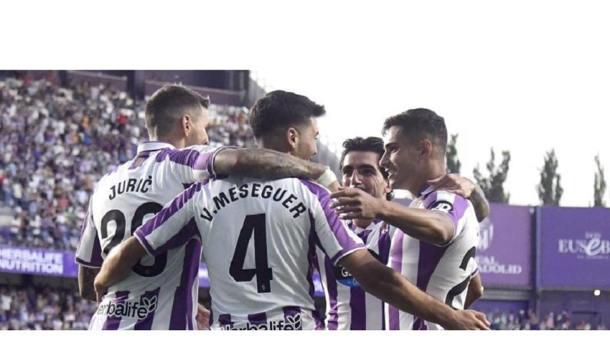 Los jugadores del Real Valladolid celebran el 3-0. / LALIGA