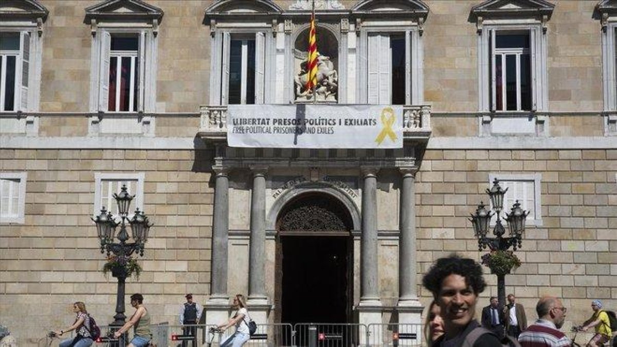 La pancarta a favor de los independentistas presos que cuelga del Palau de la Generalitat.-ALBERT BERTRAN