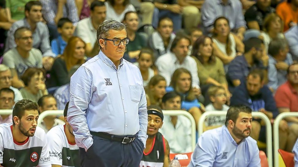 PacoGarcía, en primer plano, observa atento el juego durante el partido contra León.-MIGUEL ÁNGEL SANTOS