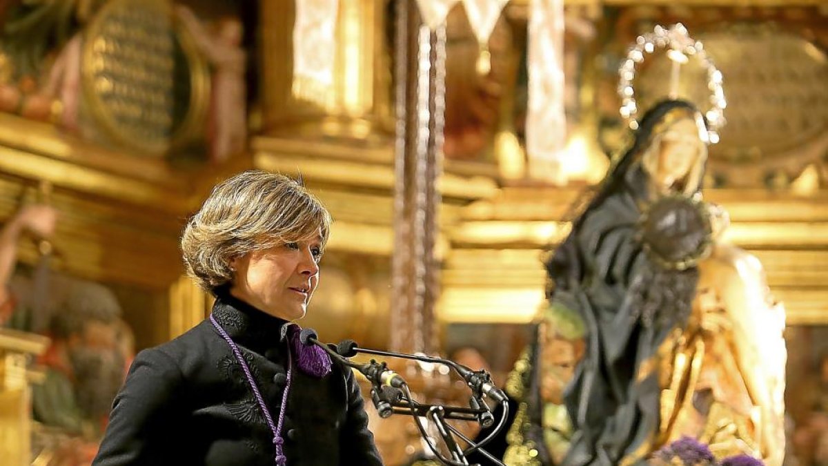 La ministra de Agricultura, Isabel García Tejerina, ante la imagen de la Piedad, durante su pregón de la Semana Santa de Medina de Rioseco.-ICAL