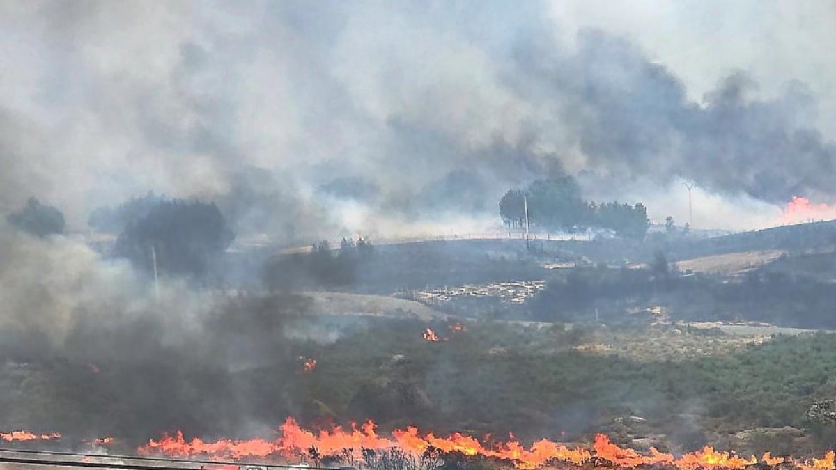La imagen muestra cómo las llamas rodean a la localidad de Hoyocasero.-E. M.
